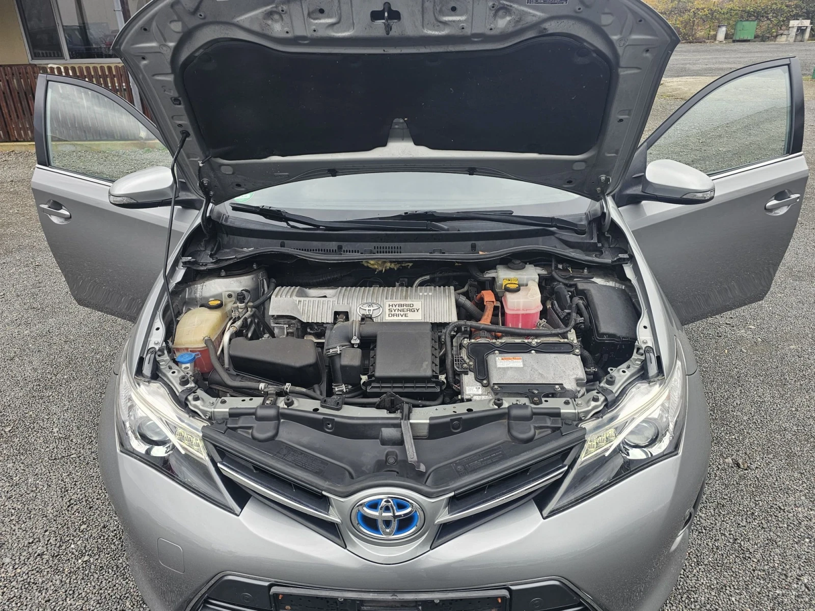 Toyota Auris 1.8 HYBRID, снимка 15 - Автомобили и джипове - 56733610