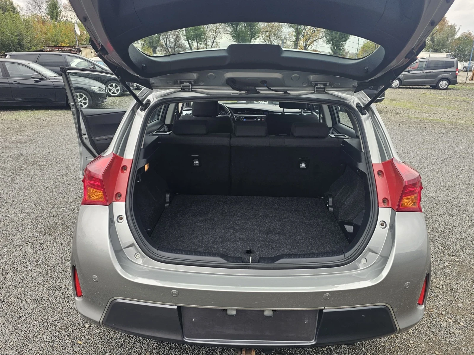 Toyota Auris 1.8 HYBRID, снимка 10 - Автомобили и джипове - 56733610
