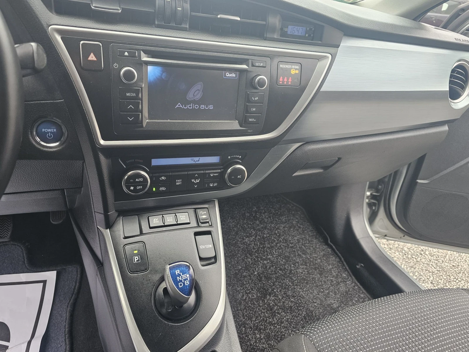 Toyota Auris 1.8 HYBRID, снимка 14 - Автомобили и джипове - 56733610