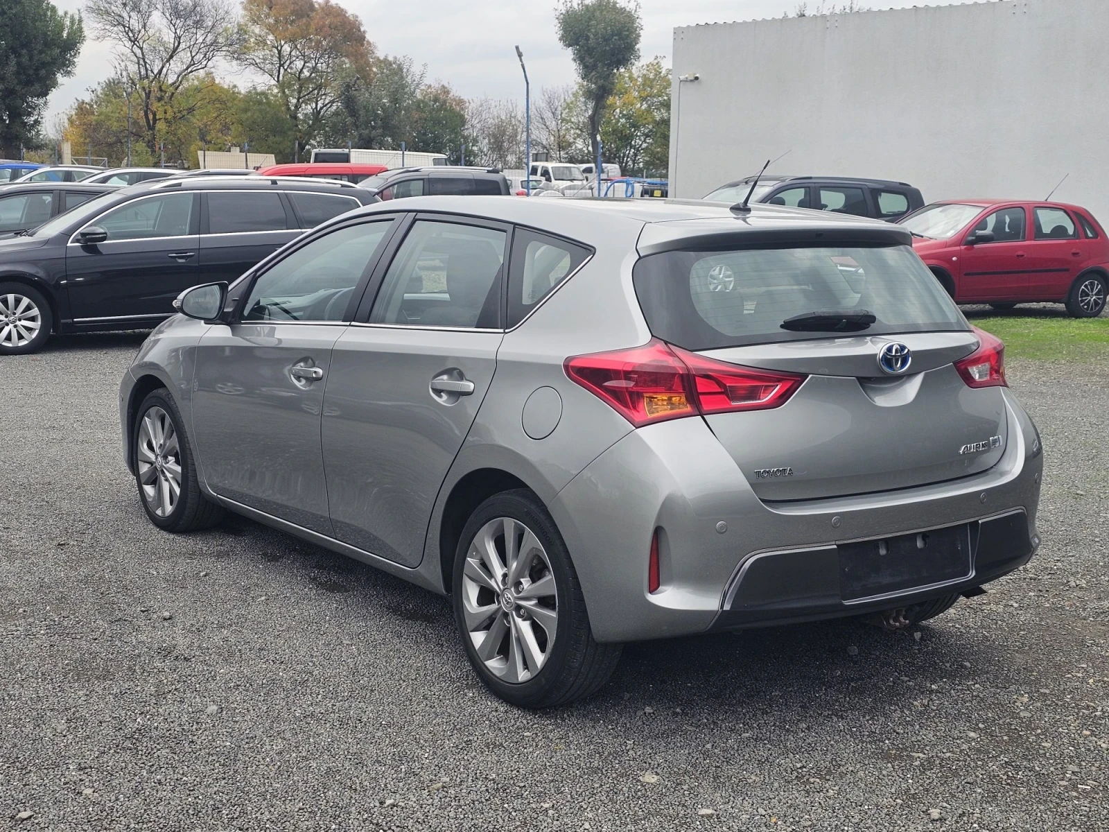 Toyota Auris 1.8 HYBRID, снимка 4 - Автомобили и джипове - 56733610