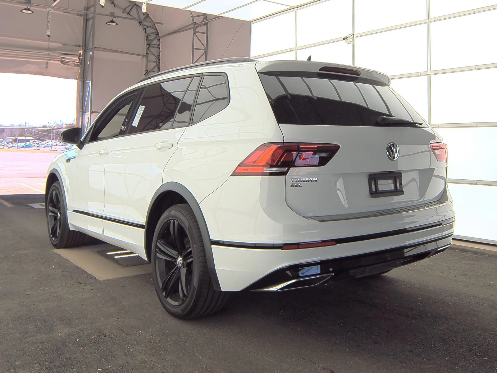 VW Tiguan R-Line* SEL Jet Black* 7места* * дистроник* камера - изображение 5