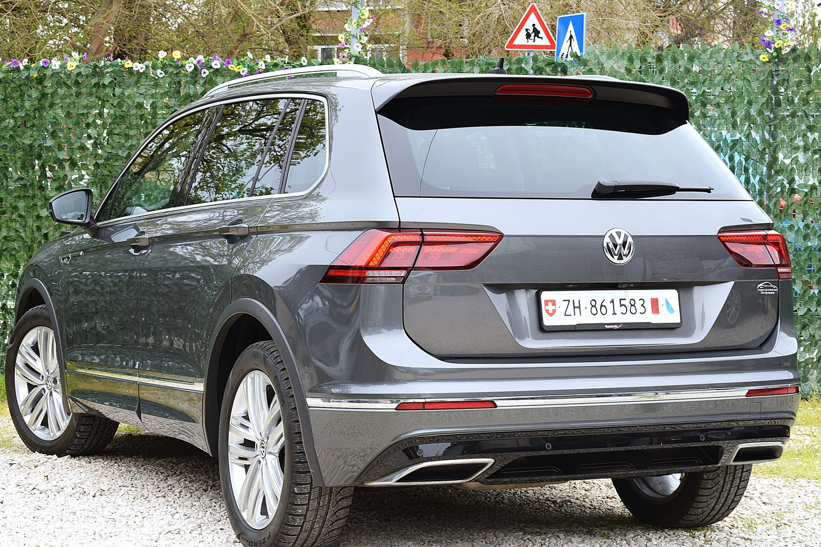 VW Tiguan 2.0ШВЕЙЦАРИЯ= R-line/ДИСТРОНИК/КОЖА/LANE ASSIST, снимка 7 - Автомобили и джипове - 54010424