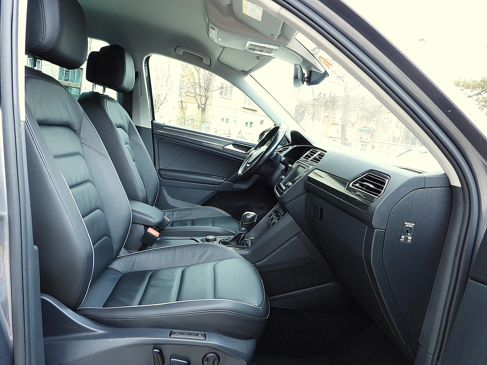 VW Tiguan 2.0ШВЕЙЦАРИЯ= R-line/ДИСТРОНИК/КОЖА/LANE ASSIST, снимка 14 - Автомобили и джипове - 54010424