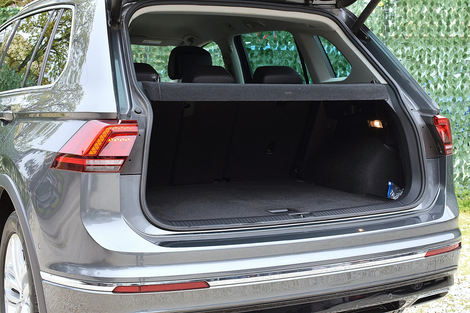 VW Tiguan 2.0ШВЕЙЦАРИЯ= R-line/ДИСТРОНИК/КОЖА/LANE ASSIST, снимка 5 - Автомобили и джипове - 54010424