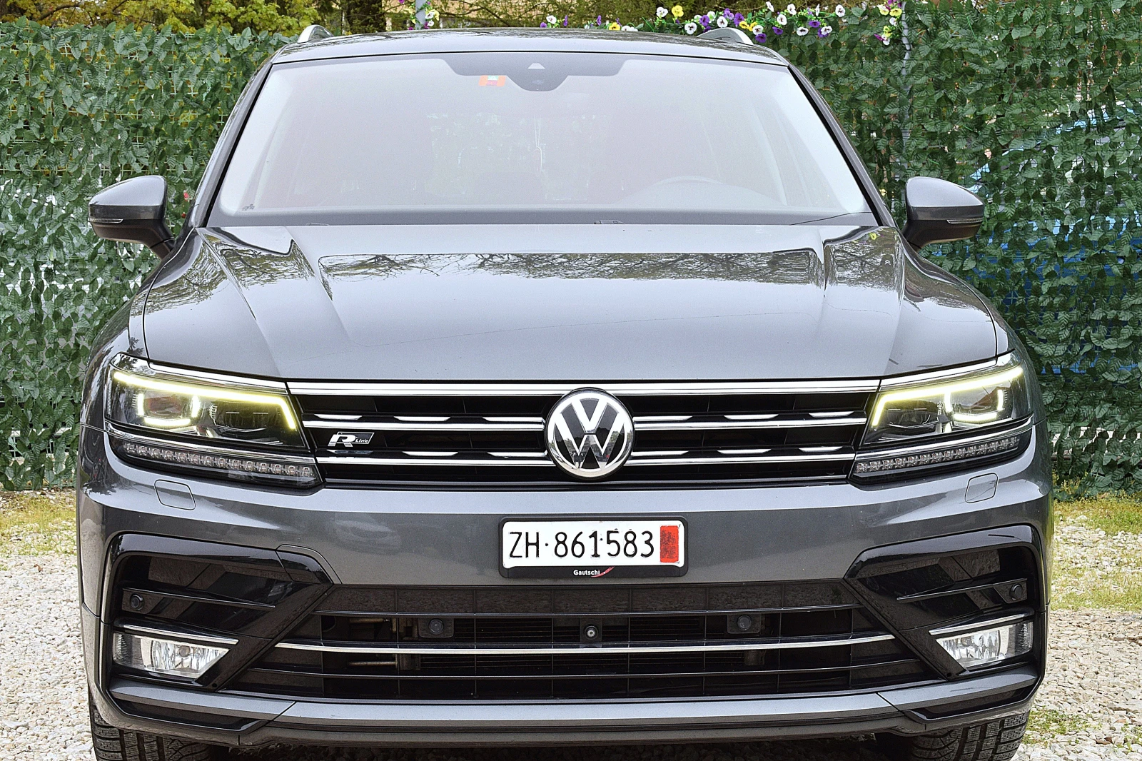 VW Tiguan 2.0ШВЕЙЦАРИЯ= R-line/ДИСТРОНИК/КОЖА/LANE ASSIST, снимка 2 - Автомобили и джипове - 54010424
