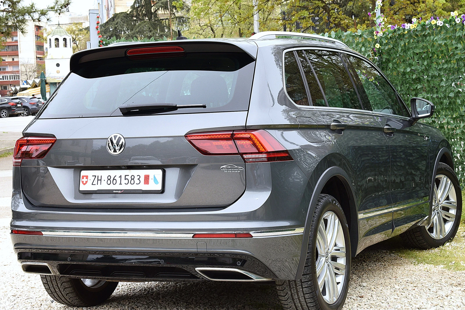 VW Tiguan 2.0ШВЕЙЦАРИЯ= R-line/ДИСТРОНИК/КОЖА/LANE ASSIST, снимка 4 - Автомобили и джипове - 54010424