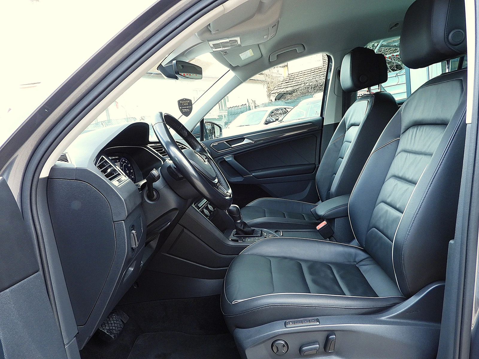 VW Tiguan 2.0ШВЕЙЦАРИЯ= R-line/ДИСТРОНИК/КОЖА/LANE ASSIST, снимка 8 - Автомобили и джипове - 54010424
