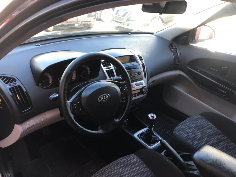 Kia Ceed 1.6, снимка 7 - Автомобили и джипове - 47641046