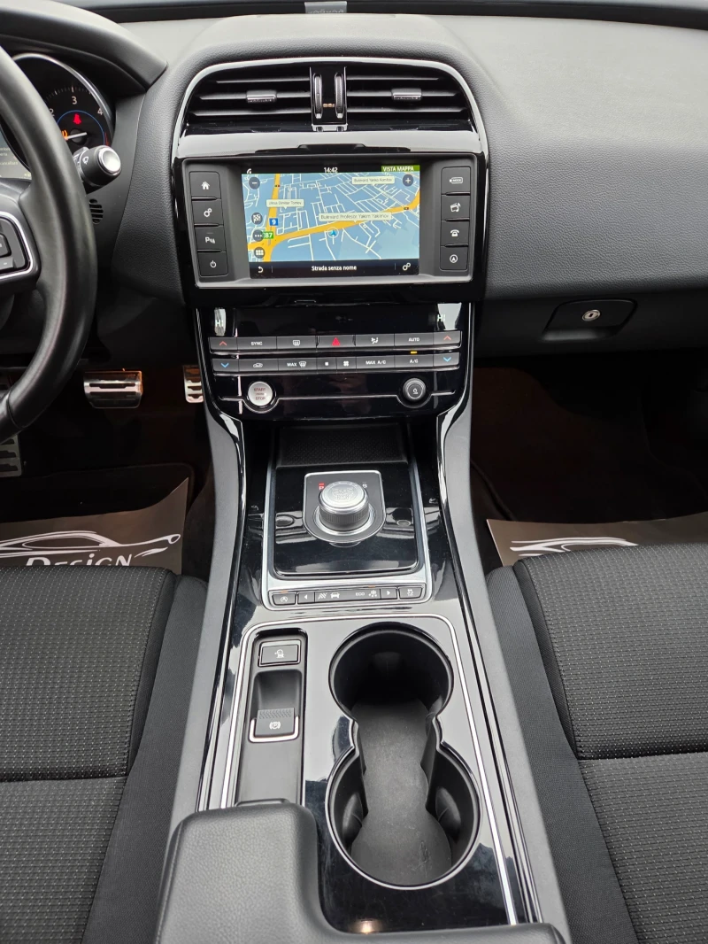 Jaguar XE 2.0D4x4 180ps, снимка 14 - Автомобили и джипове - 53358857