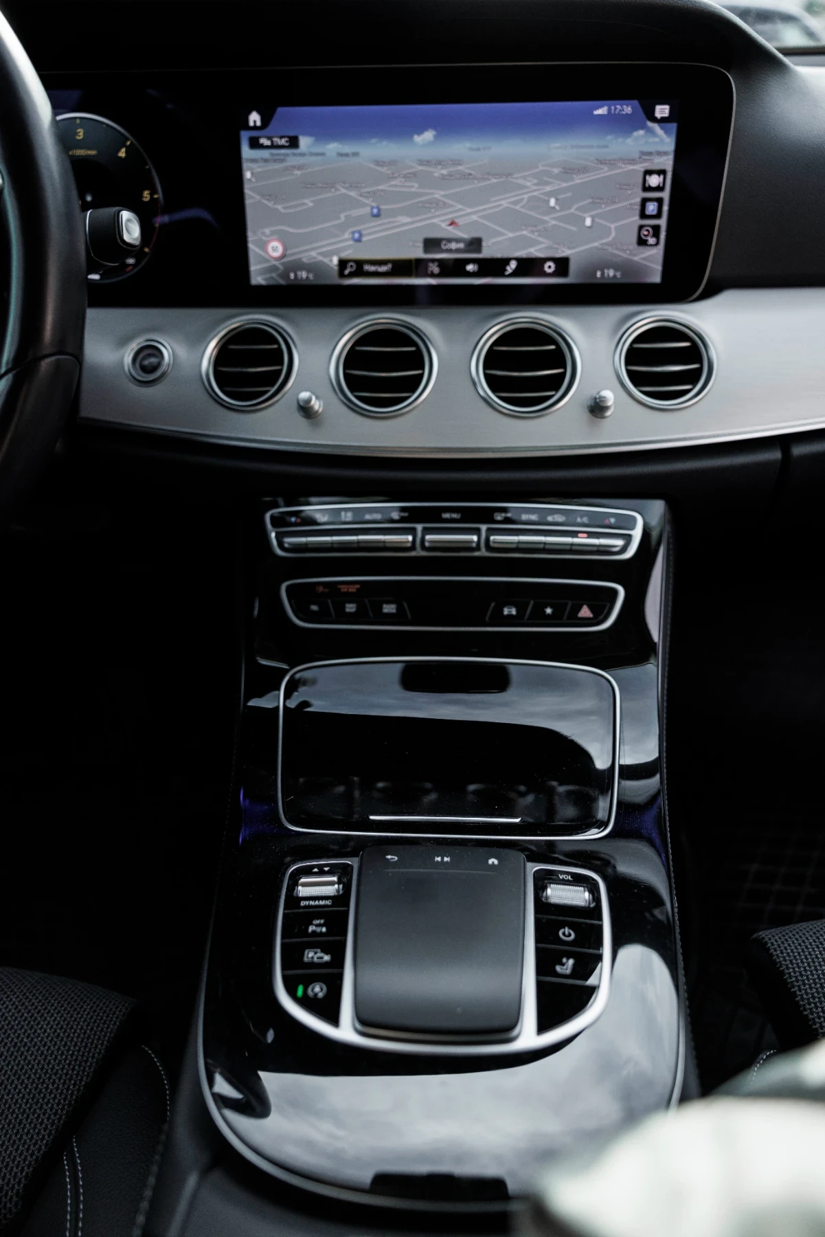 Mercedes-Benz E 220 Реални 49 хил. км. Купена Силвър Стар. Обслужена, снимка 13 - Автомобили и джипове - 54157007