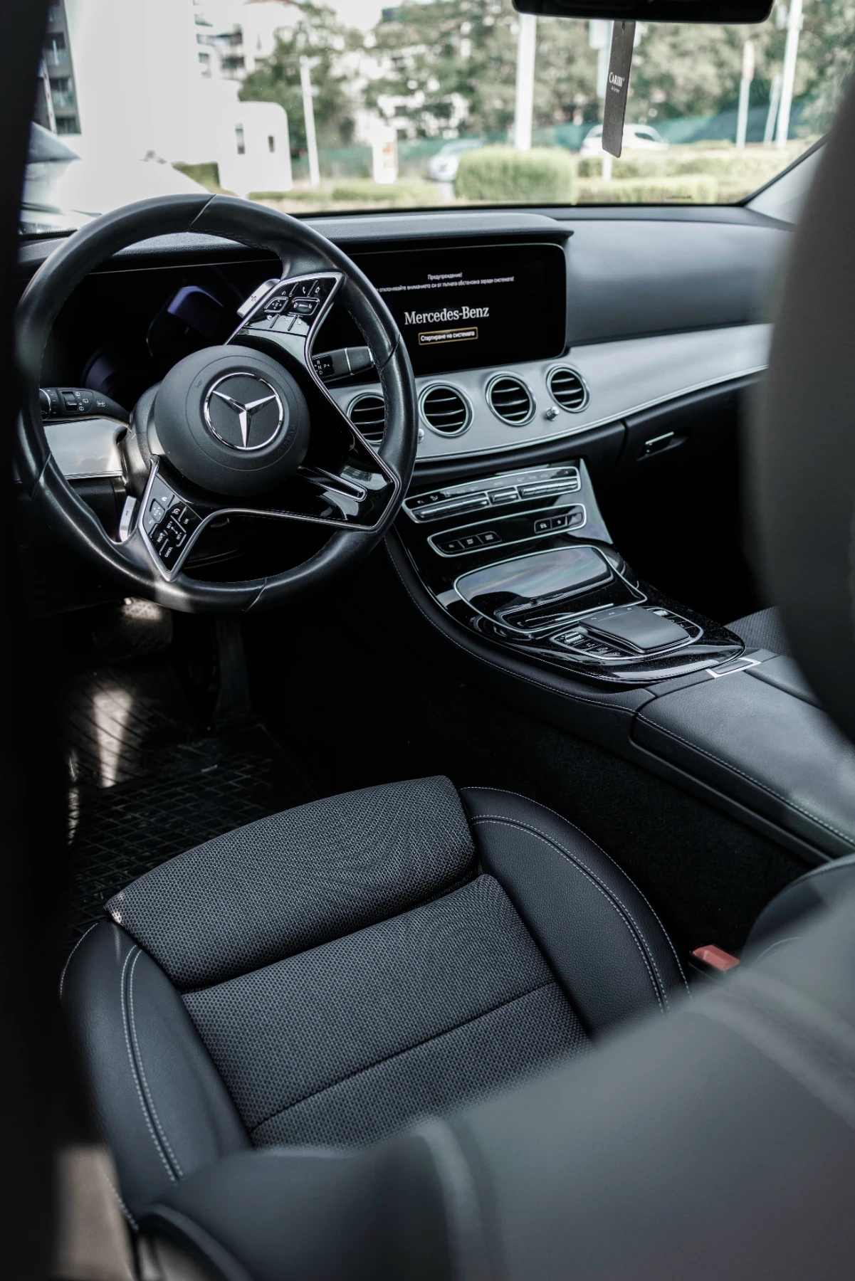 Mercedes-Benz E 220 Реални 49 хил. км. Купена Силвър Стар. Обслужена, снимка 8 - Автомобили и джипове - 54157007