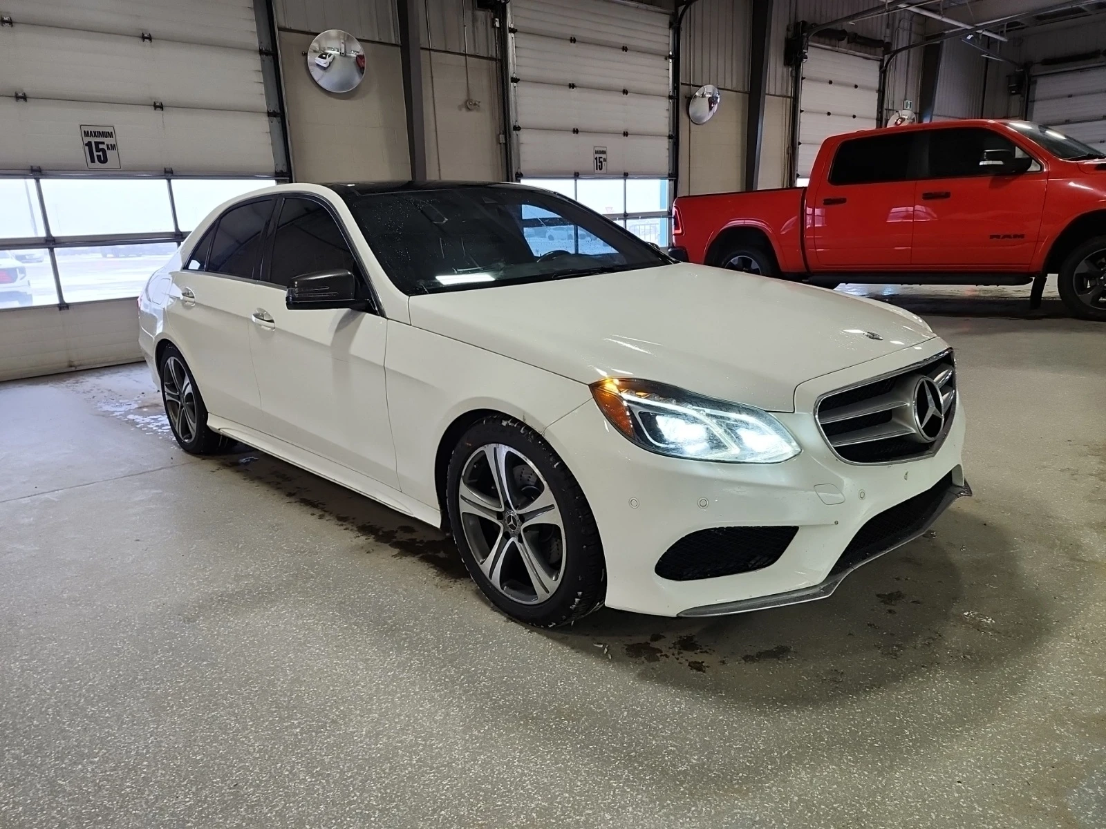 Mercedes-Benz E 400 * * CARFAX * * АВТО КРЕДИТ * * , снимка 2 - Автомобили и джипове - 54488507