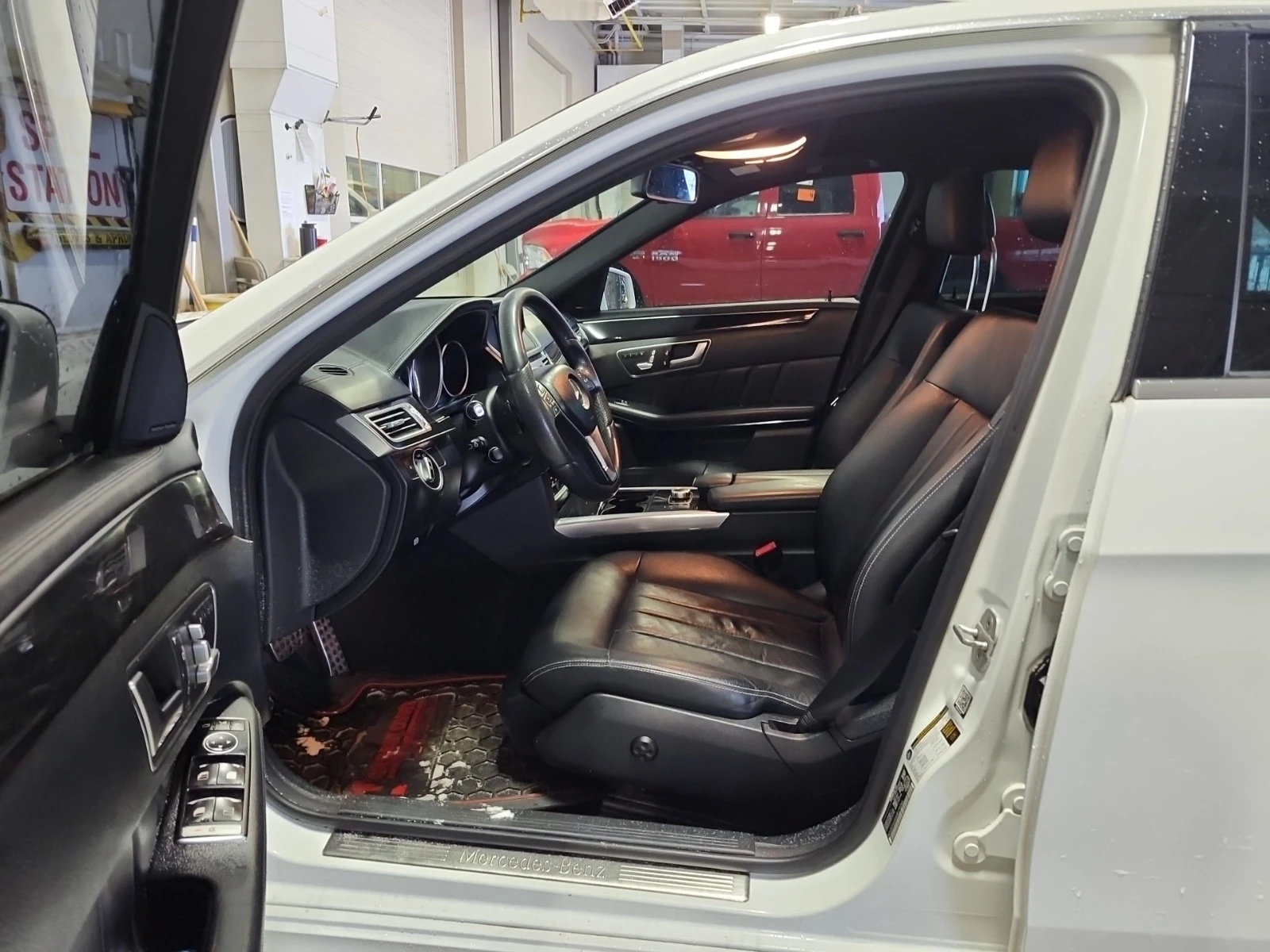 Mercedes-Benz E 400 * * CARFAX * * АВТО КРЕДИТ * * , снимка 5 - Автомобили и джипове - 54488507