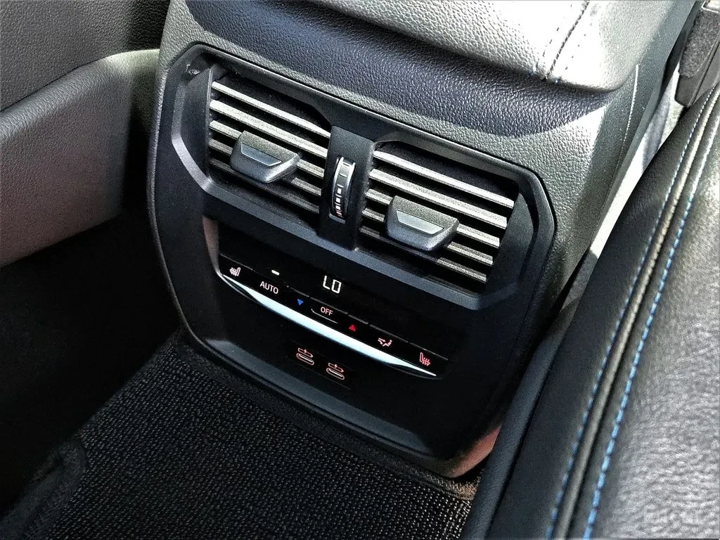 BMW 340 i* DISTRONIC* 360 CAMS, снимка 16 - Автомобили и джипове - 54923499