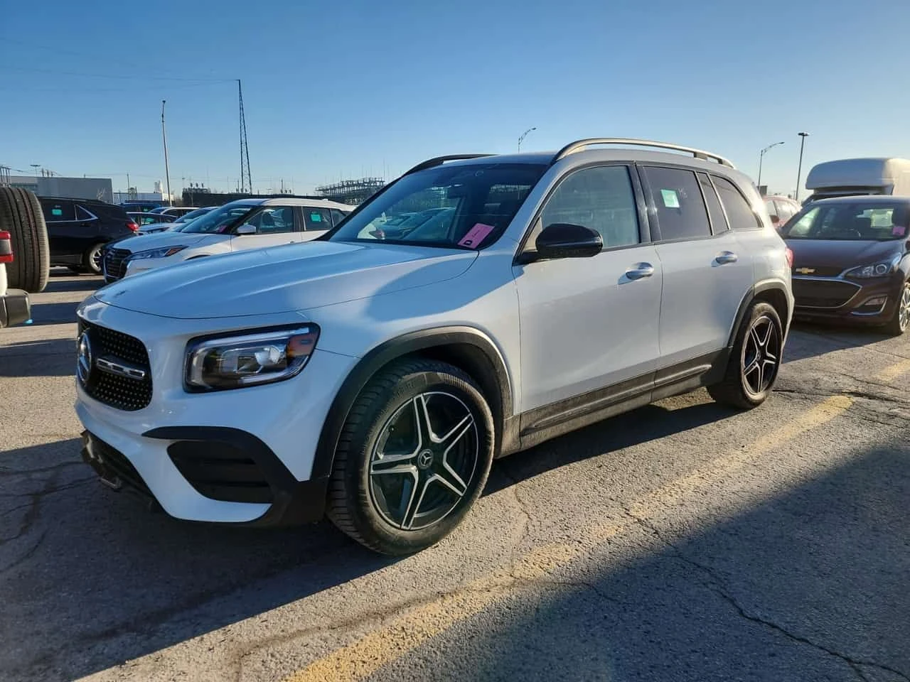 Mercedes-Benz GLB 250 4MATIC* DISTRONIC* AMBIENTNO* PANO* 