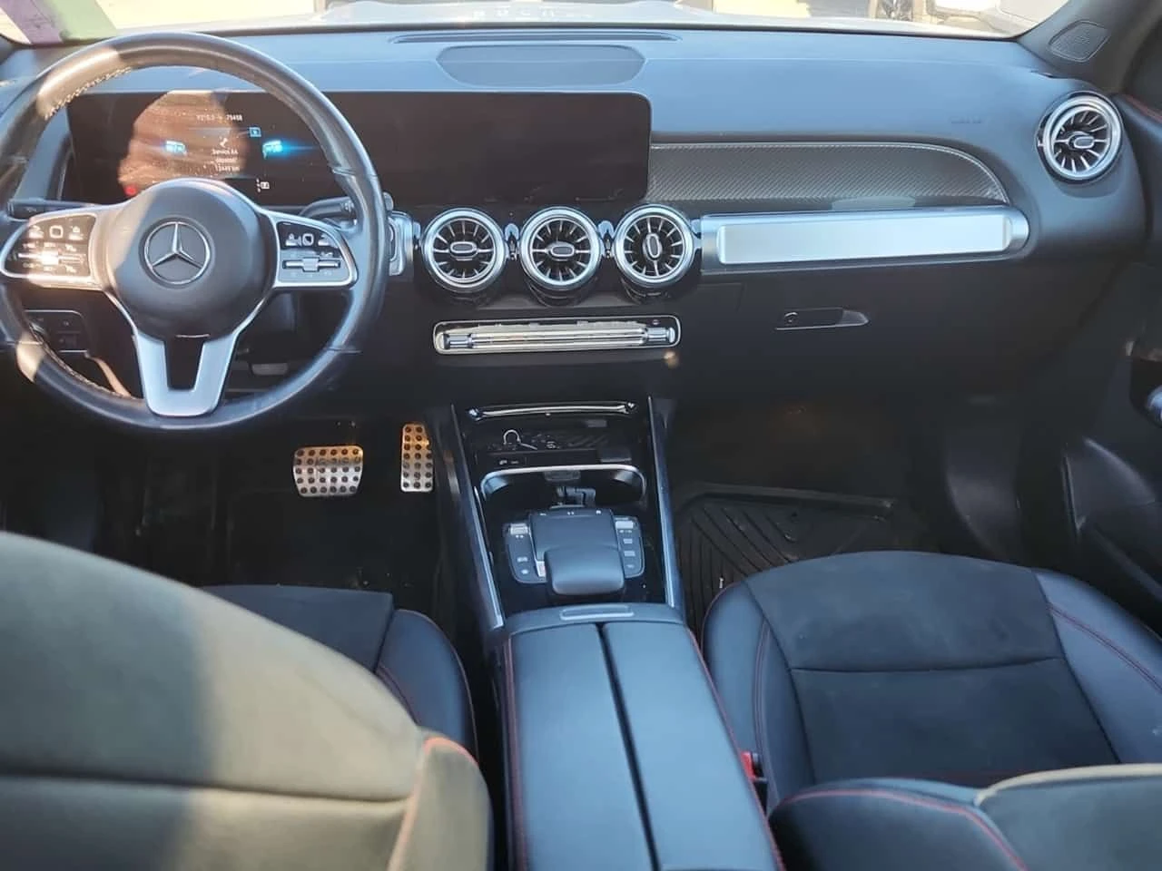 Mercedes-Benz GLB 250 4MATIC* DISTRONIC* AMBIENTNO* PANO* , снимка 10 - Автомобили и джипове - 54472452