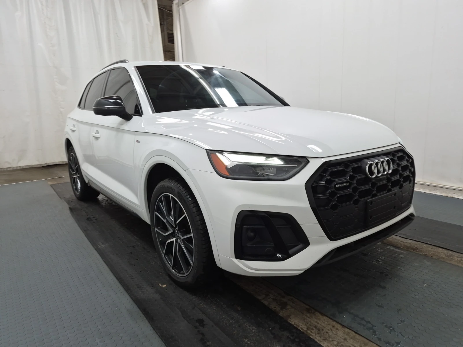 Audi Q5 Progressiv * Keyless * CARFAX * АВТО КРЕДИТ * , снимка 2 - Автомобили и джипове - 54920256