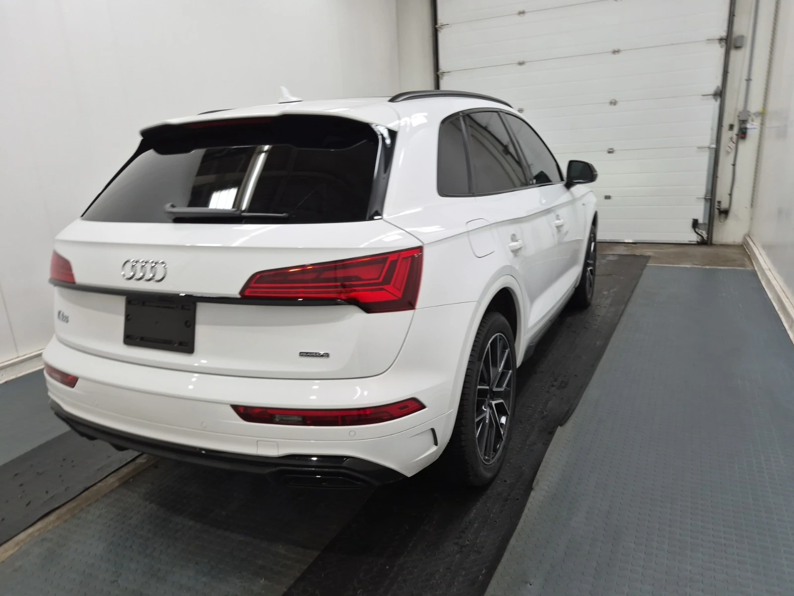 Audi Q5 Progressiv * Keyless * CARFAX * АВТО КРЕДИТ * , снимка 3 - Автомобили и джипове - 54920256