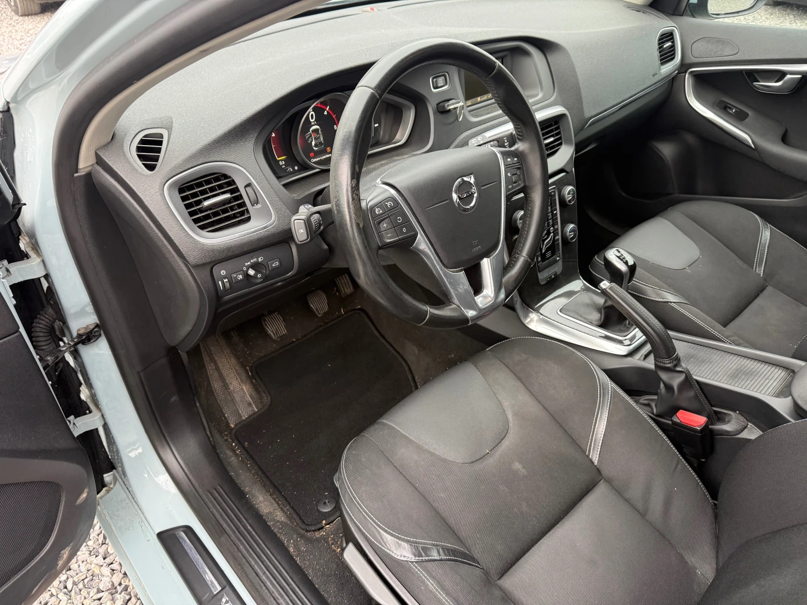 Volvo V40 (Facelift 2016) 2.0 D2 (120 кс) Full Led / Euro 6B - изображение 9