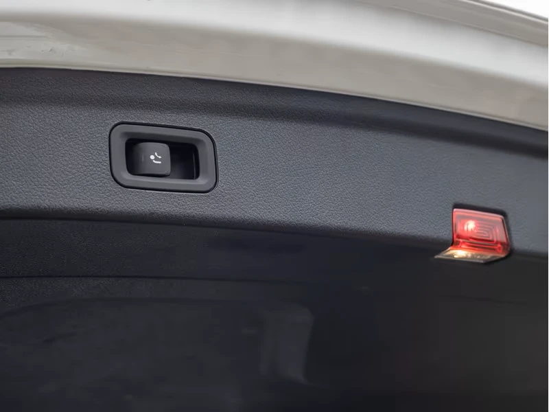 Mercedes-Benz GLE 53 4MATIC BURM* PANO* KEYLESS* 360 CAM* , снимка 13 - Автомобили и джипове - 54124176