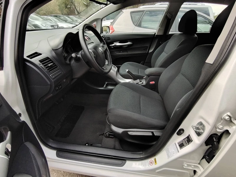 Toyota Auris 1.8i HYBRID 98кс.(120), снимка 8 - Автомобили и джипове - 52002759