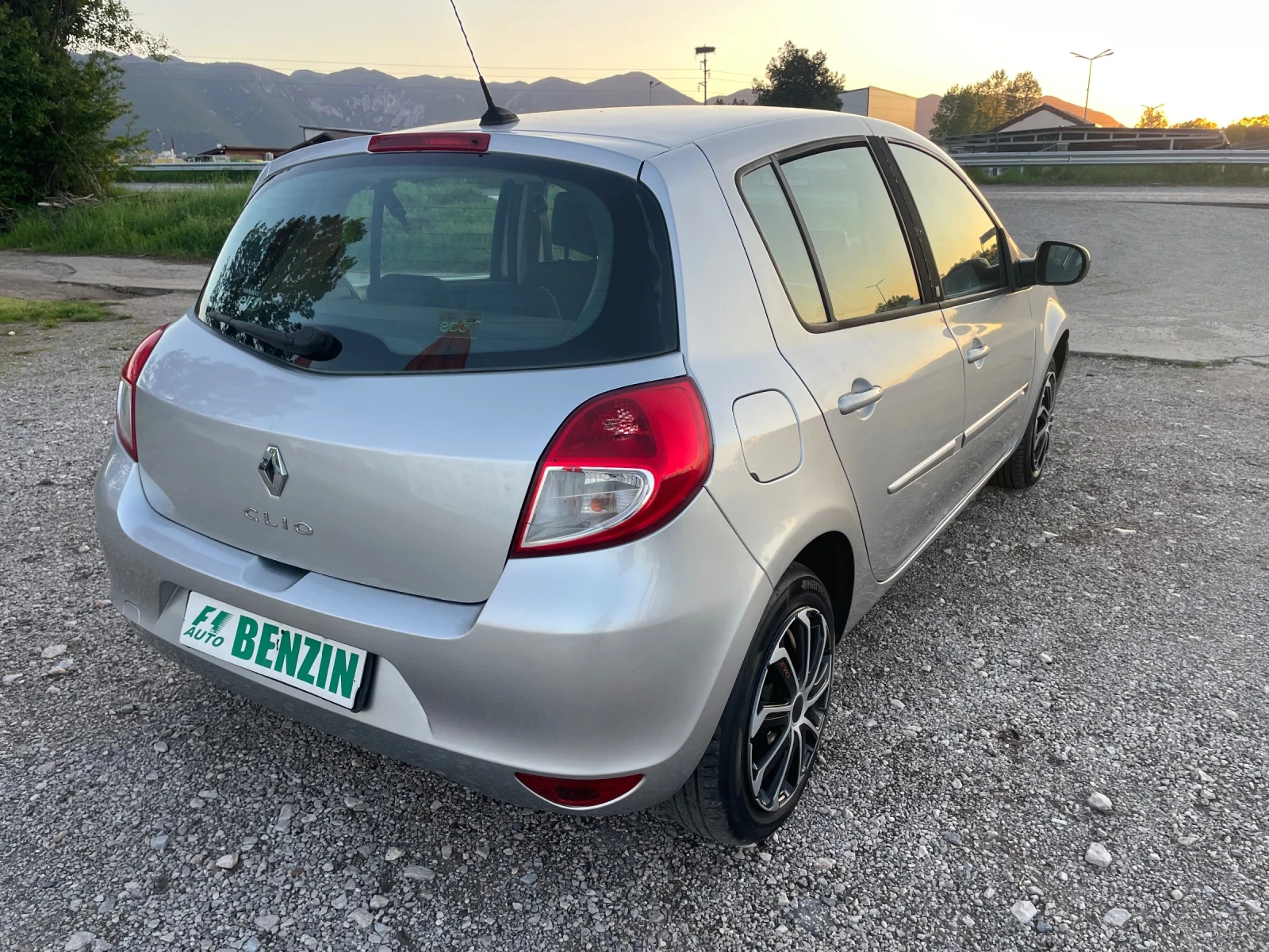 Renault Clio 1.2i-75-NAVI-ITALIA - изображение 9