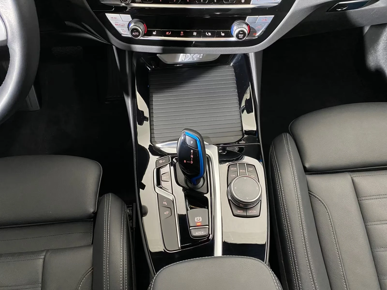 BMW iX3 IMPRESSIVE/286HP/PANO/H&K/MEMO/CAM/HUD/NAVI/393q, снимка 10 - Автомобили и джипове - 54855200