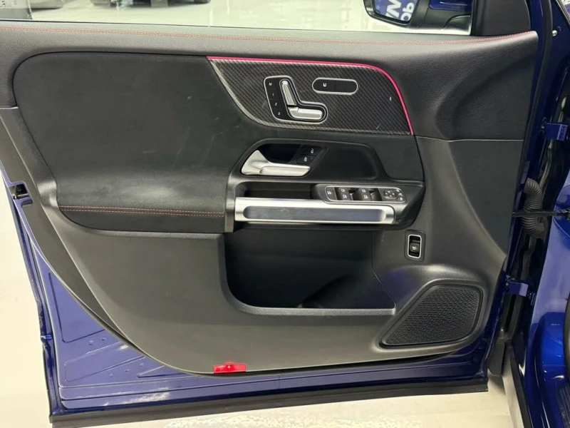 Mercedes-Benz GLB AMG* DISTRONIC* PANORAMA* 360* AMBIENT* , снимка 6 - Автомобили и джипове - 52685275