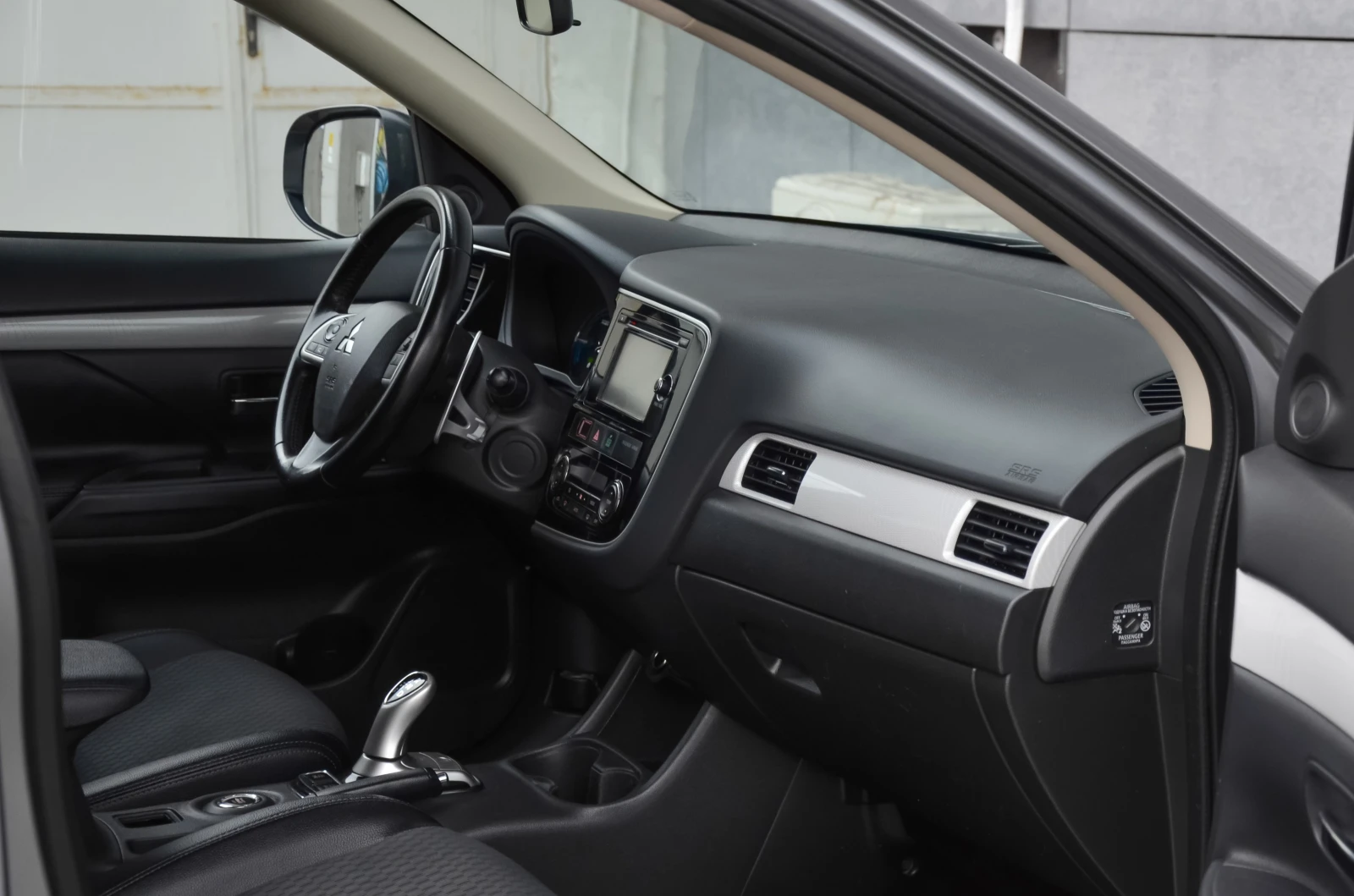 Mitsubishi Outlander Plug-in Xibrid EV - изображение 8