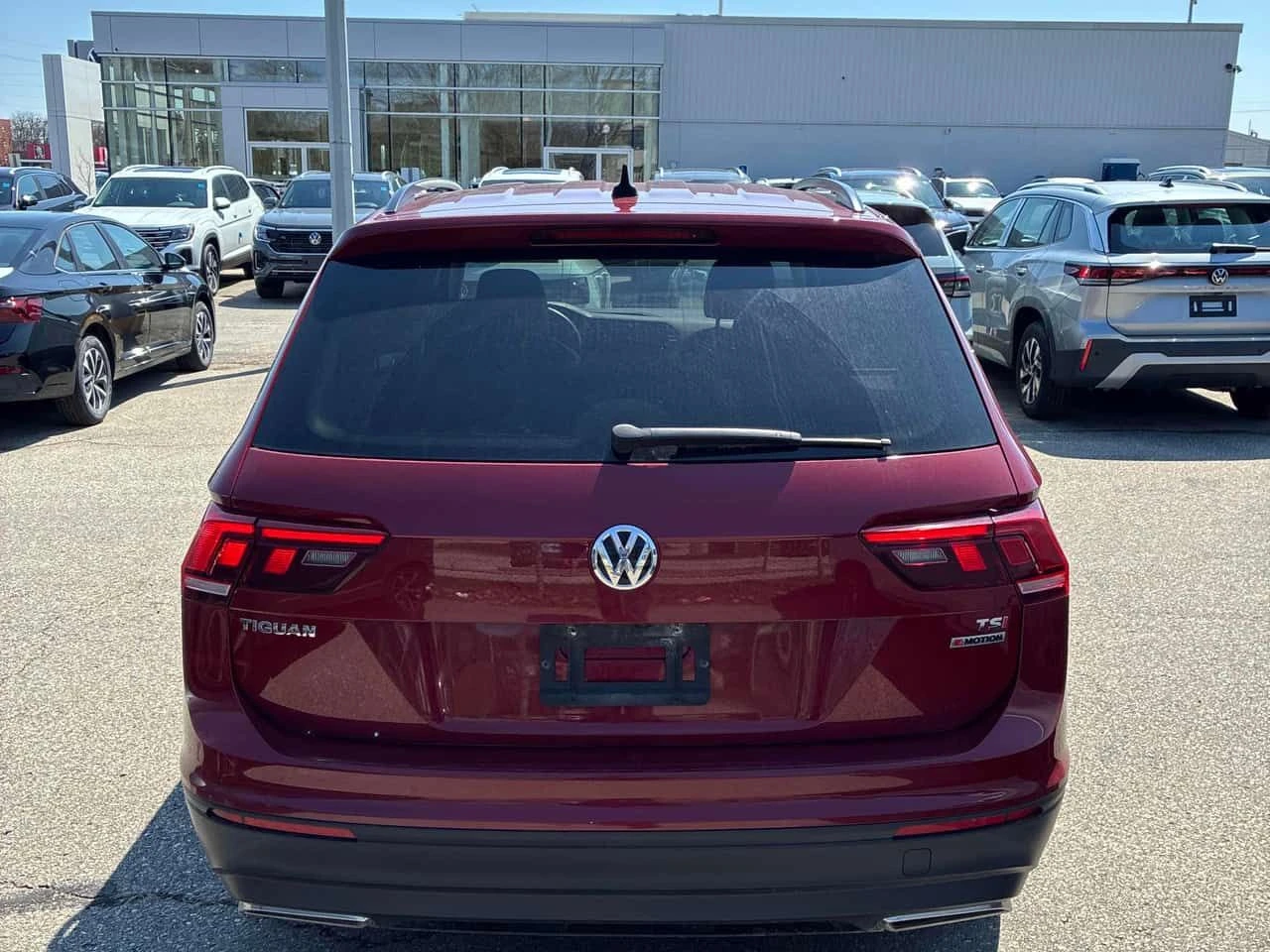 VW Tiguan * Comfortline * CARFAX * ОТ ПРЕДСТАВИТЕЛСТВО НА VW, снимка 4 - Автомобили и джипове - 54145044