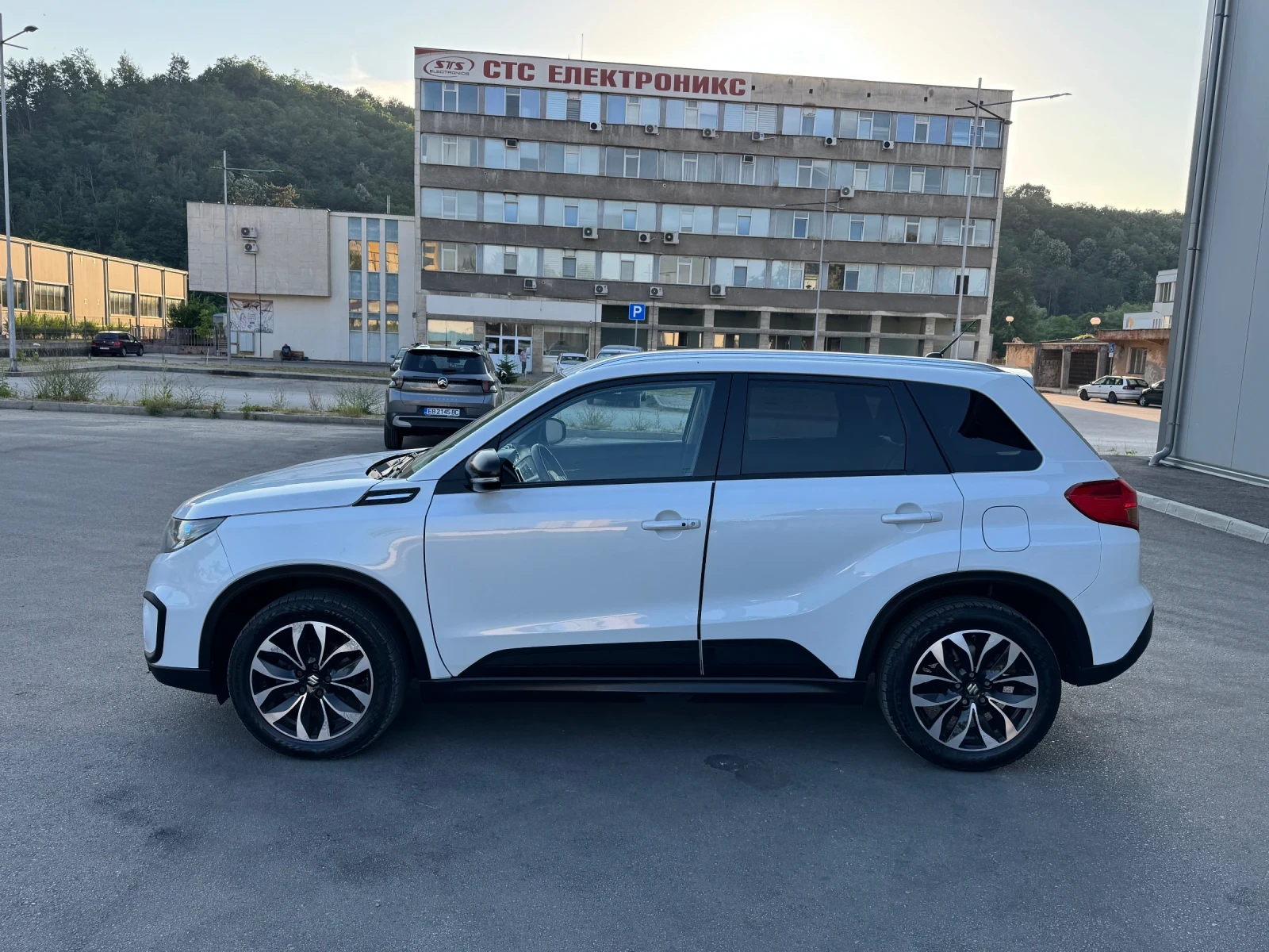 Suzuki Vitara 1.6D 120k.c. ALL GRIP * Navi * Кожа * Алкантара, снимка 2 - Автомобили и джипове - 55135160