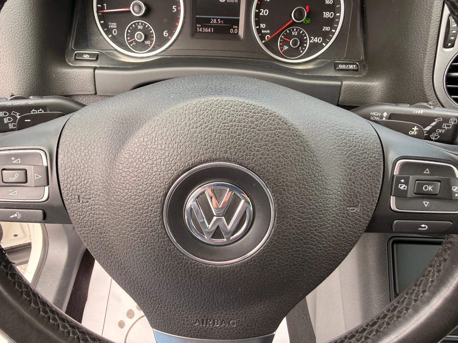 VW Tiguan 2.0-TDI-4x4-HIGHLINE-143.000km-РЕАЛНИ-АВТОМАТ-НОВ, снимка 11 - Автомобили и джипове - 55140590
