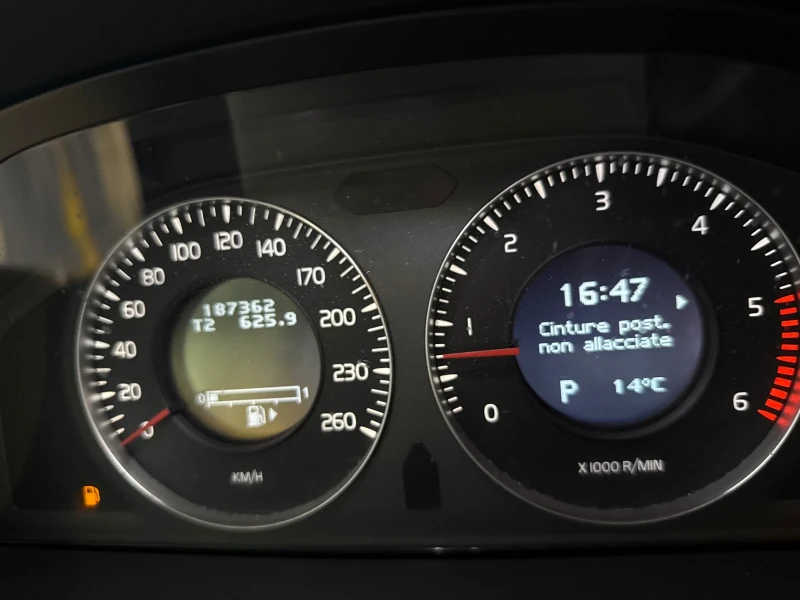 Volvo V70, снимка 4 - Автомобили и джипове - 52472618