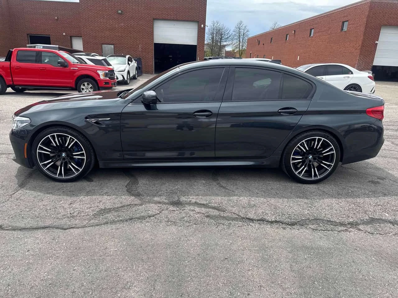 BMW M5 * CARFAX * ОБДУХВАНЕ * HARMAN * 360, снимка 2 - Автомобили и джипове - 54600196