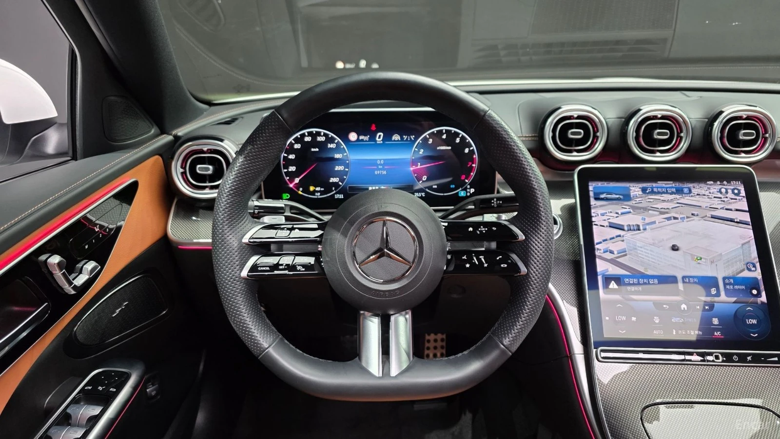 Mercedes-Benz C 300 4MATIC* AMG* HUD* 360 CAM* BURMESTER* DISTRO* LANE, снимка 3 - Автомобили и джипове - 55645450