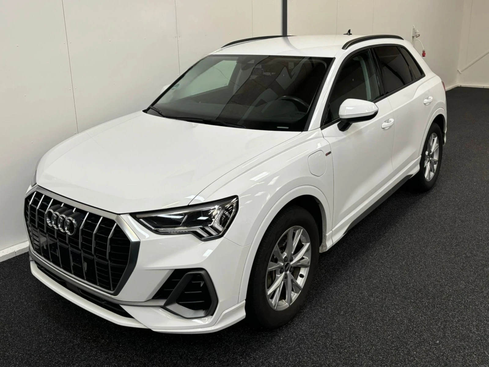 Audi Q3 45 TFSI e / S-Line / Matrix / Plug-in 60km - [1] 