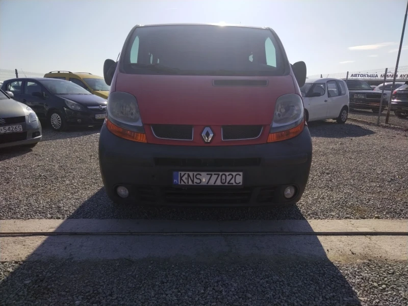 Renault Trafic 6 скорости, климатик, 8 места, снимка 2 - Бусове и автобуси - 48403727