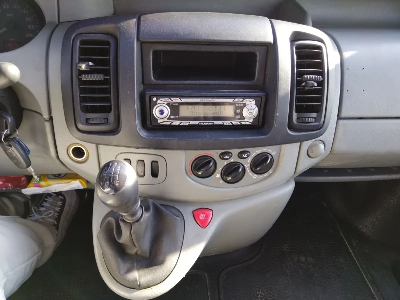 Renault Trafic 6 скорости, климатик, 8 места, снимка 11 - Бусове и автобуси - 48403727