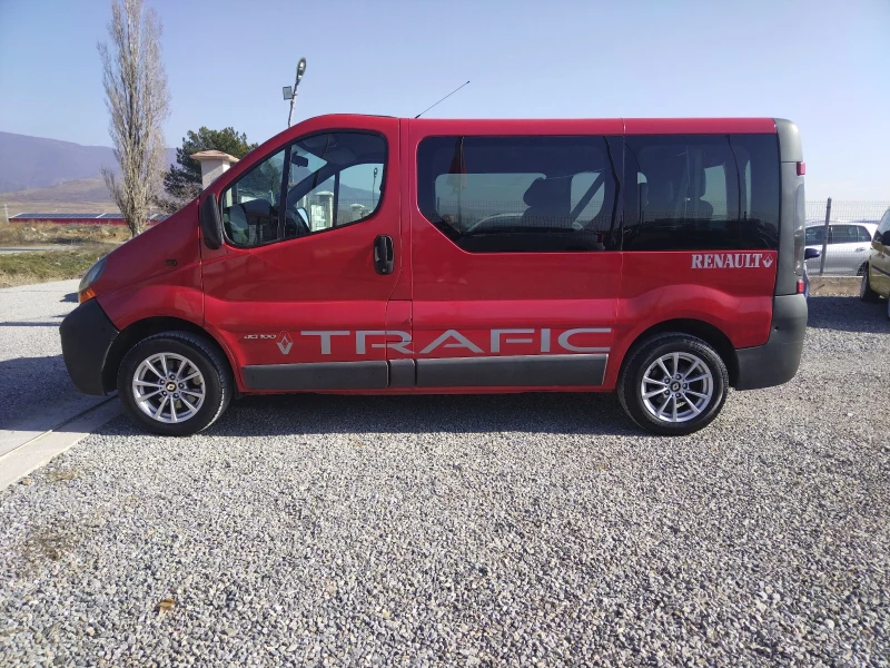 Renault Trafic 6 скорости, климатик, 8 места, снимка 3 - Бусове и автобуси - 48403727