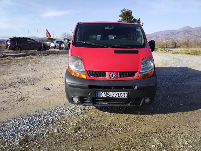 Renault Trafic 6 скорости, климатик, 8 места, снимка 2 - Бусове и автобуси - 48403727