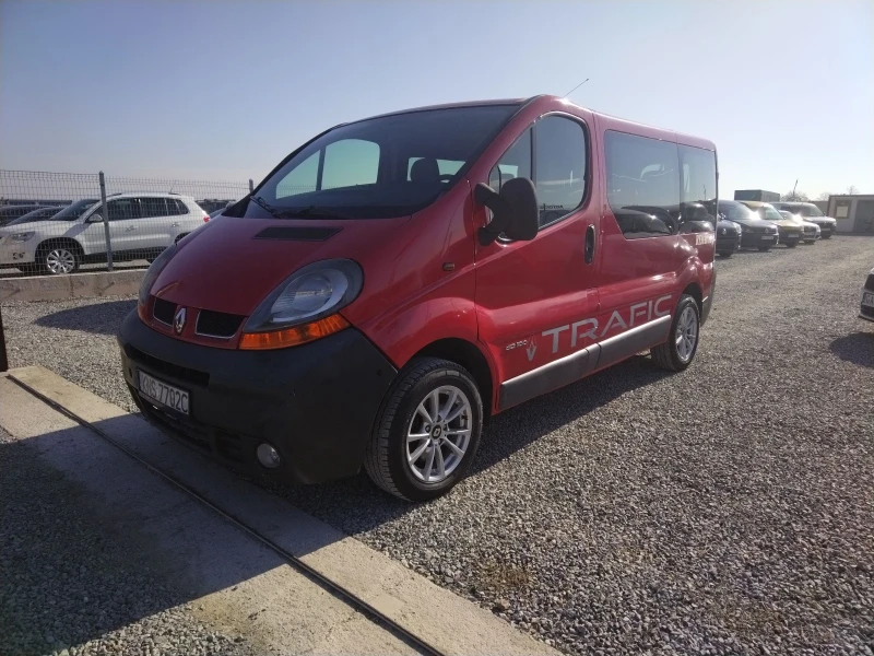 Renault Trafic 6 скорости, климатик, 8 места, снимка 1 - Бусове и автобуси - 48403727