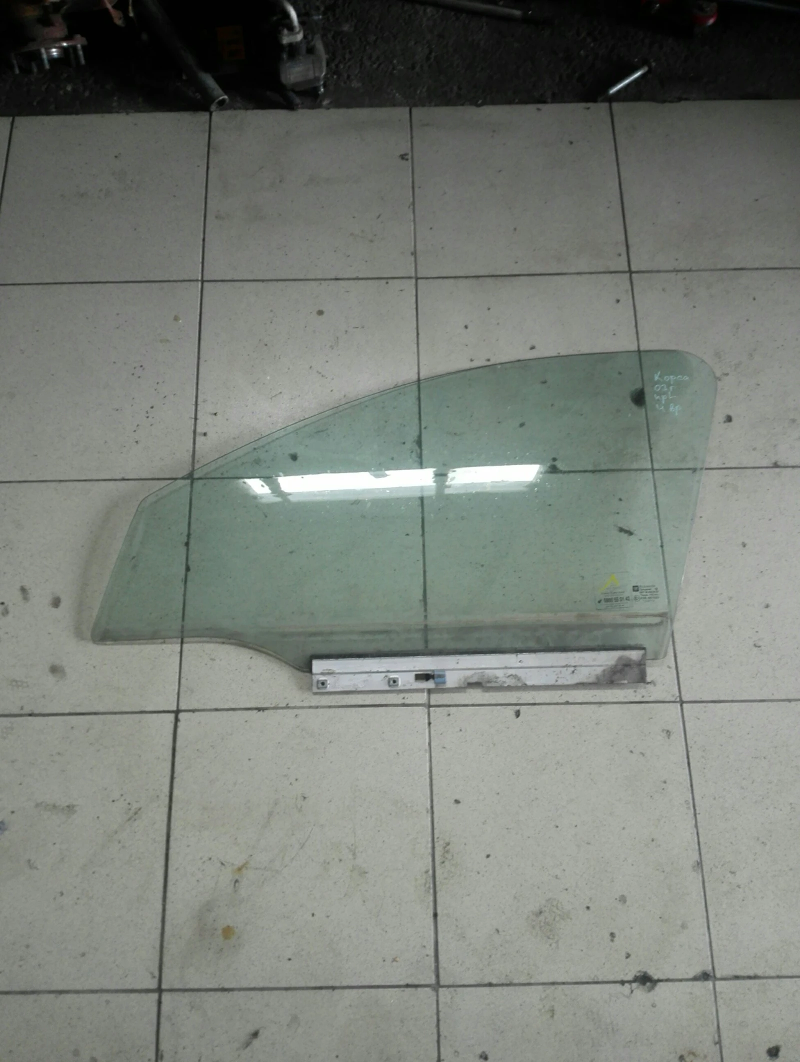 Стъкло предно ляво Опел Корса Ц 4вр.