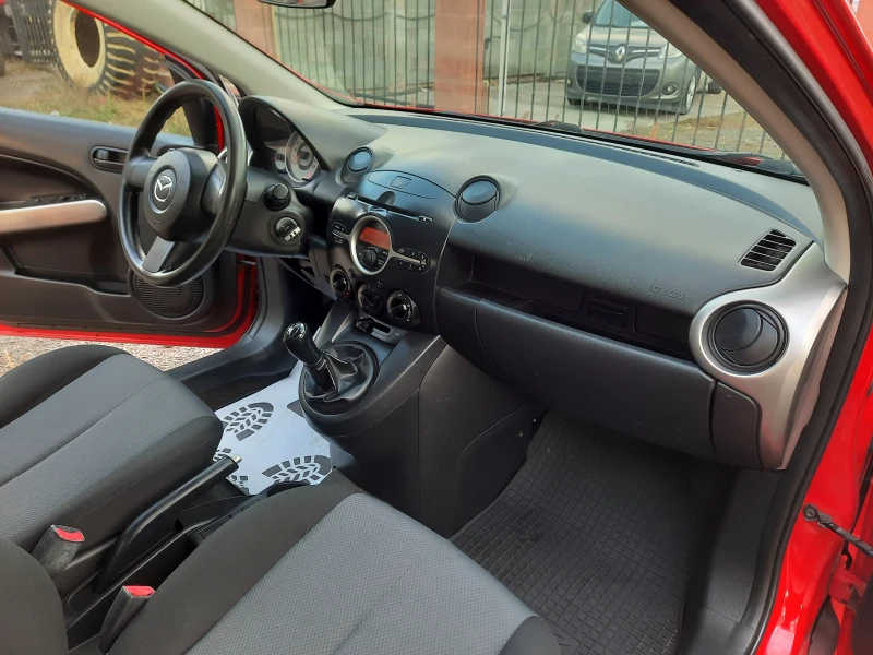 Mazda 2 1.3i, снимка 12 - Автомобили и джипове - 47790274