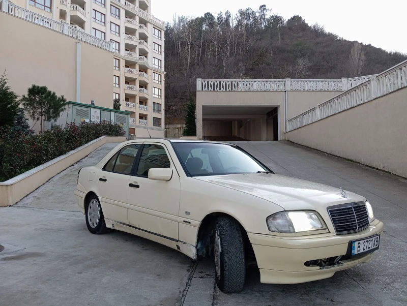 Mercedes-Benz C 220 2.2d Автоматик, снимка 3 - Автомобили и джипове - 48550422