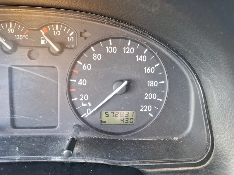 VW Passat 1.9 TDI, снимка 10 - Автомобили и джипове - 52770233