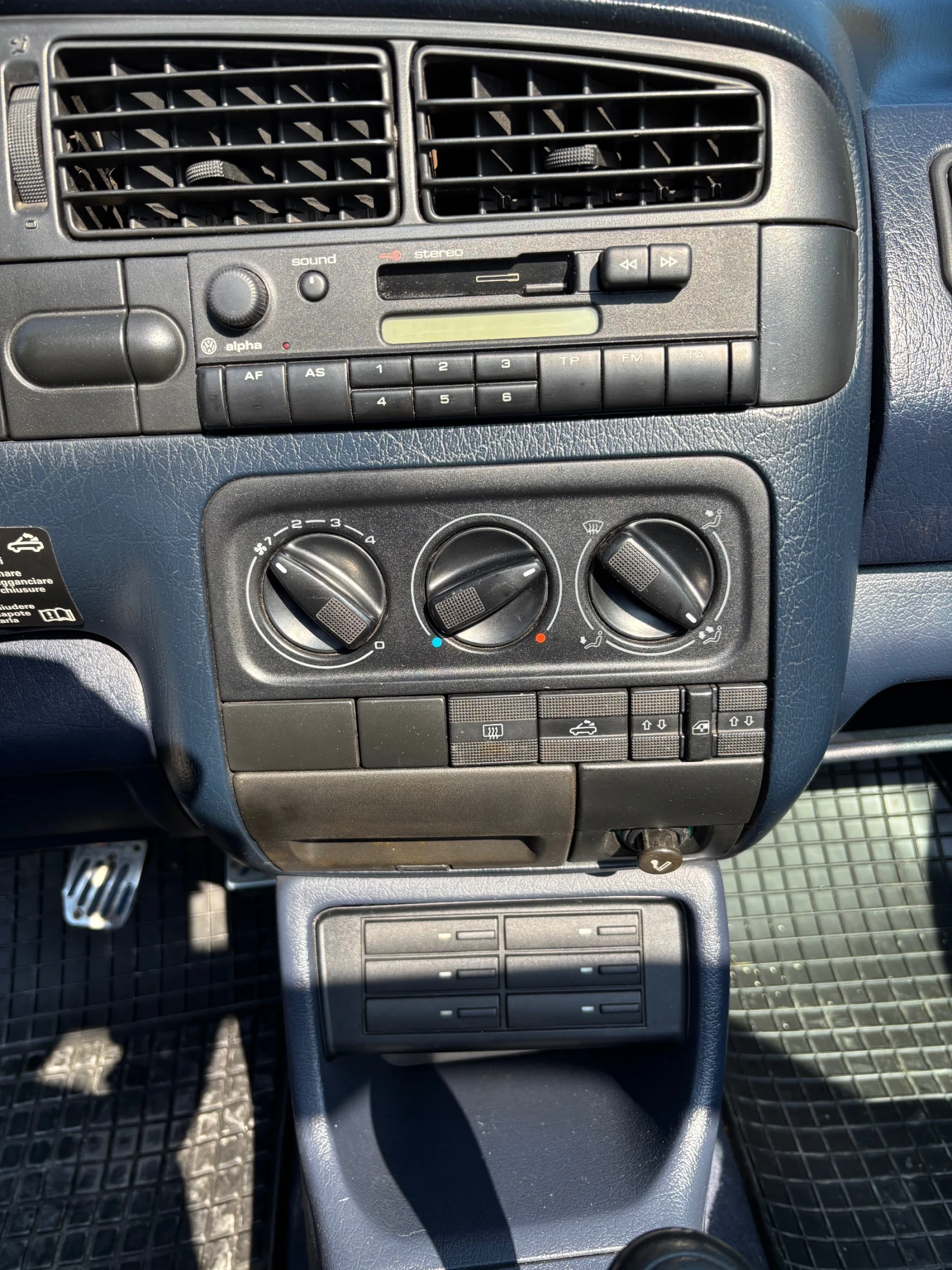 VW Golf Cabrio 1.8   Mauritius Blue   Carmann, снимка 10 - Автомобили и джипове - 53935827