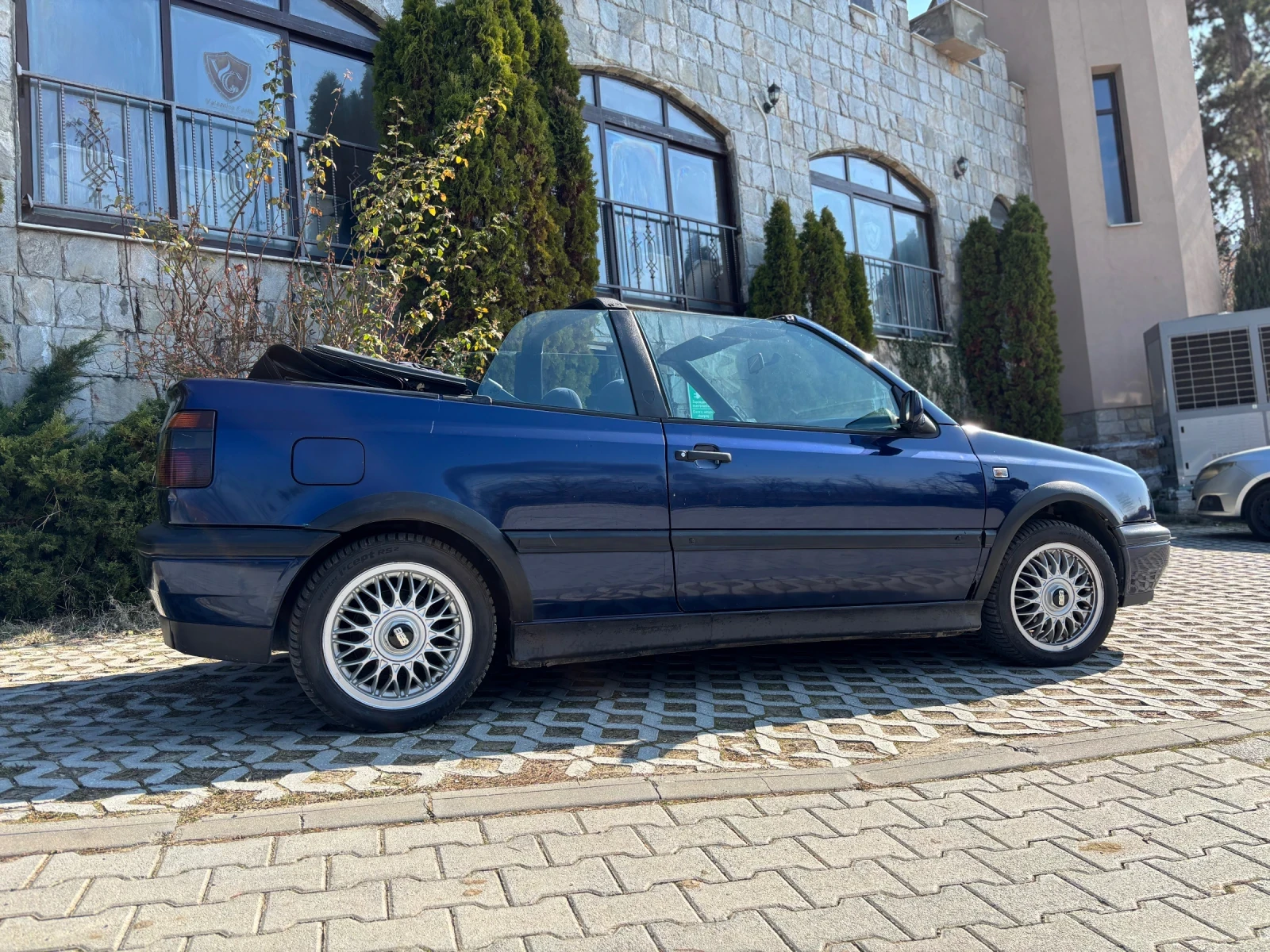 VW Golf Cabrio 1.8   Mauritius Blue   Carmann, снимка 2 - Автомобили и джипове - 53935827
