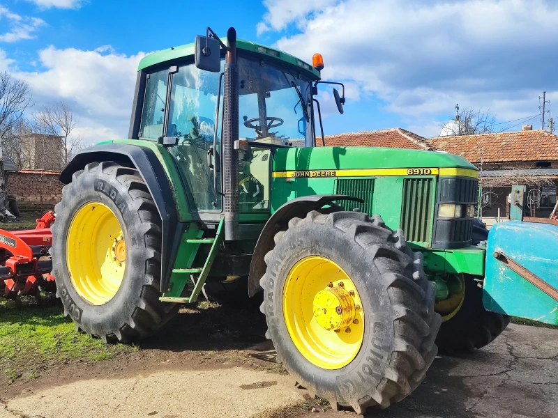 Трактор John Deere 6910