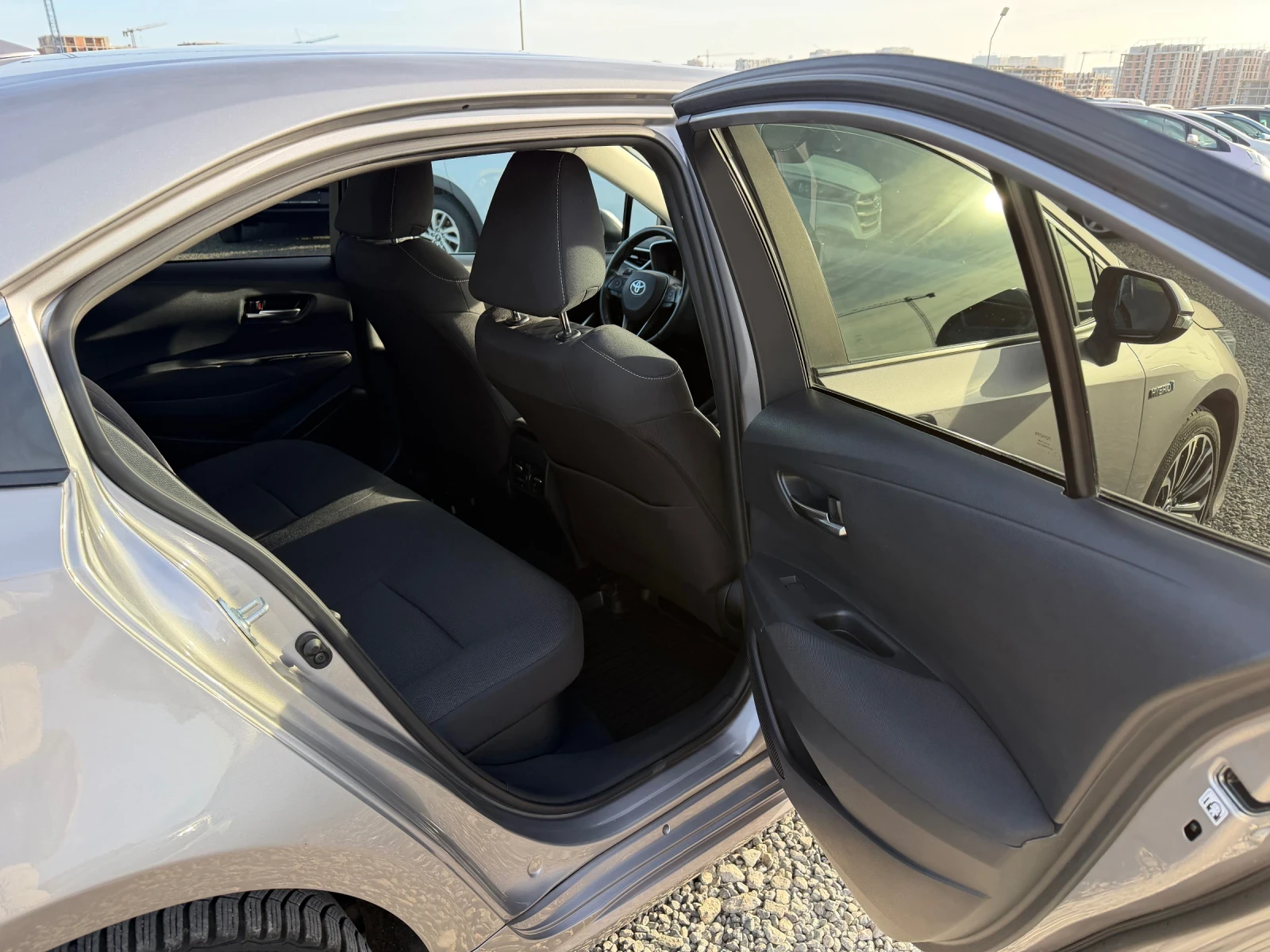 Toyota Corolla 1.8 Бензин-Хибрид, снимка 10 - Автомобили и джипове - 53800633