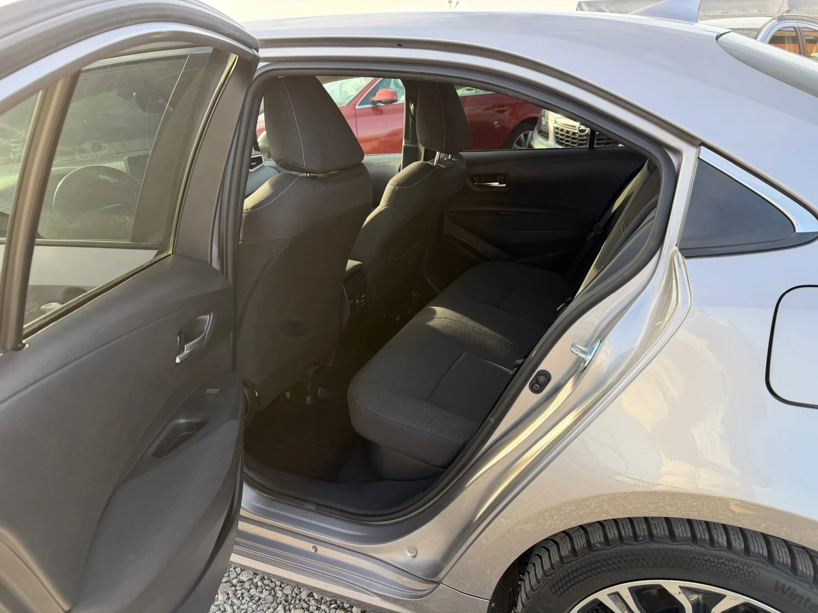 Toyota Corolla 1.8 Бензин-Хибрид, снимка 8 - Автомобили и джипове - 53800633